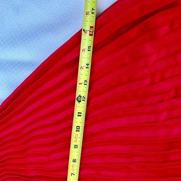 Lady in Red…Showstopper!!! Very Valentino. - Picture 12 of 16